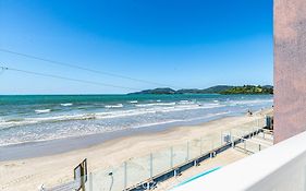 Duplex pé na areia com vista deslumbrante RAT001